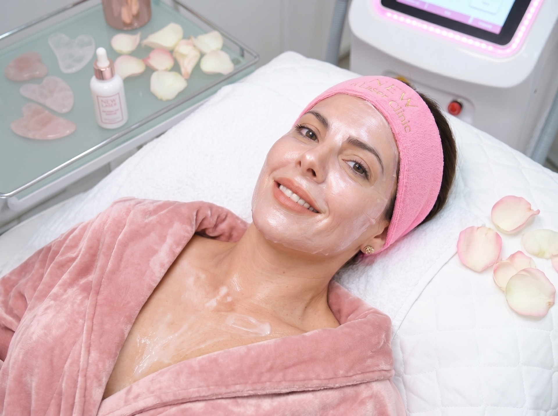 Cliente sorridente em sessão de cuidado facial na New Laser Estética Avançada, Toledo/PR